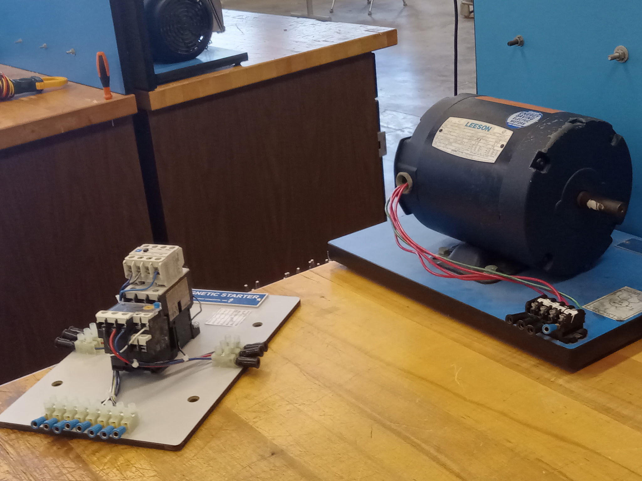 Electrical motor controls trainer with a magnetic starter