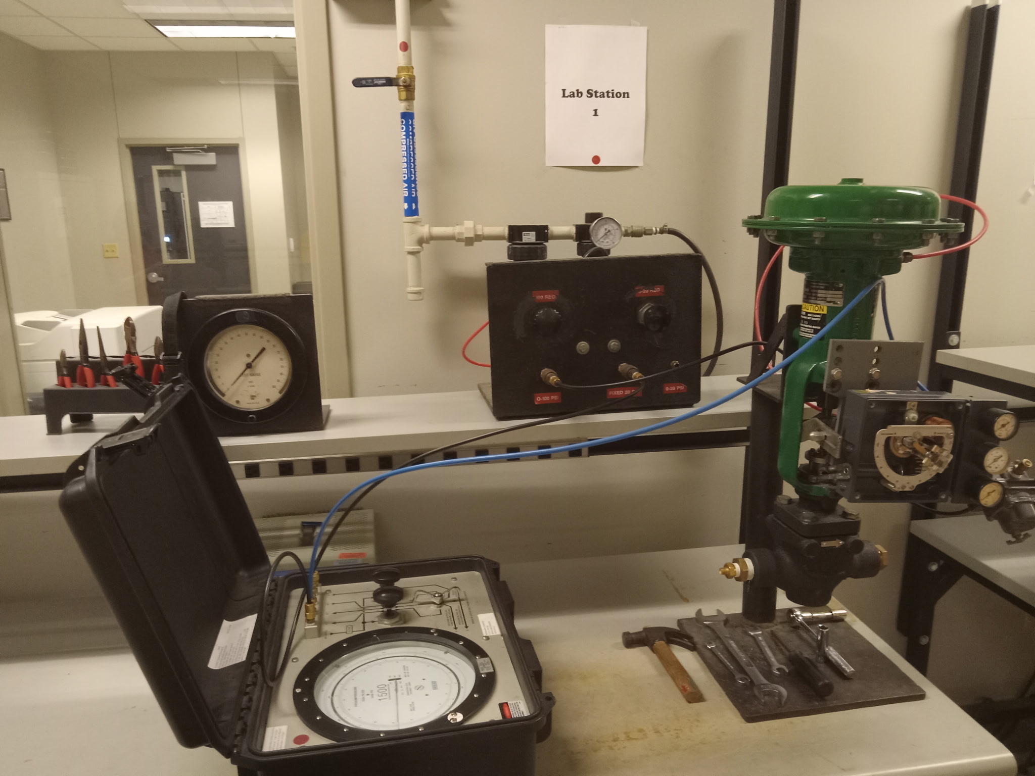 Process technology lab station with control valves